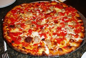 Recept online: Kol�� Neapolitana: Kol�� z k�ehk�ho t�sta s raj�aty, paprikou, mozzarellou a mascarpone, sypan� parmez�nem
